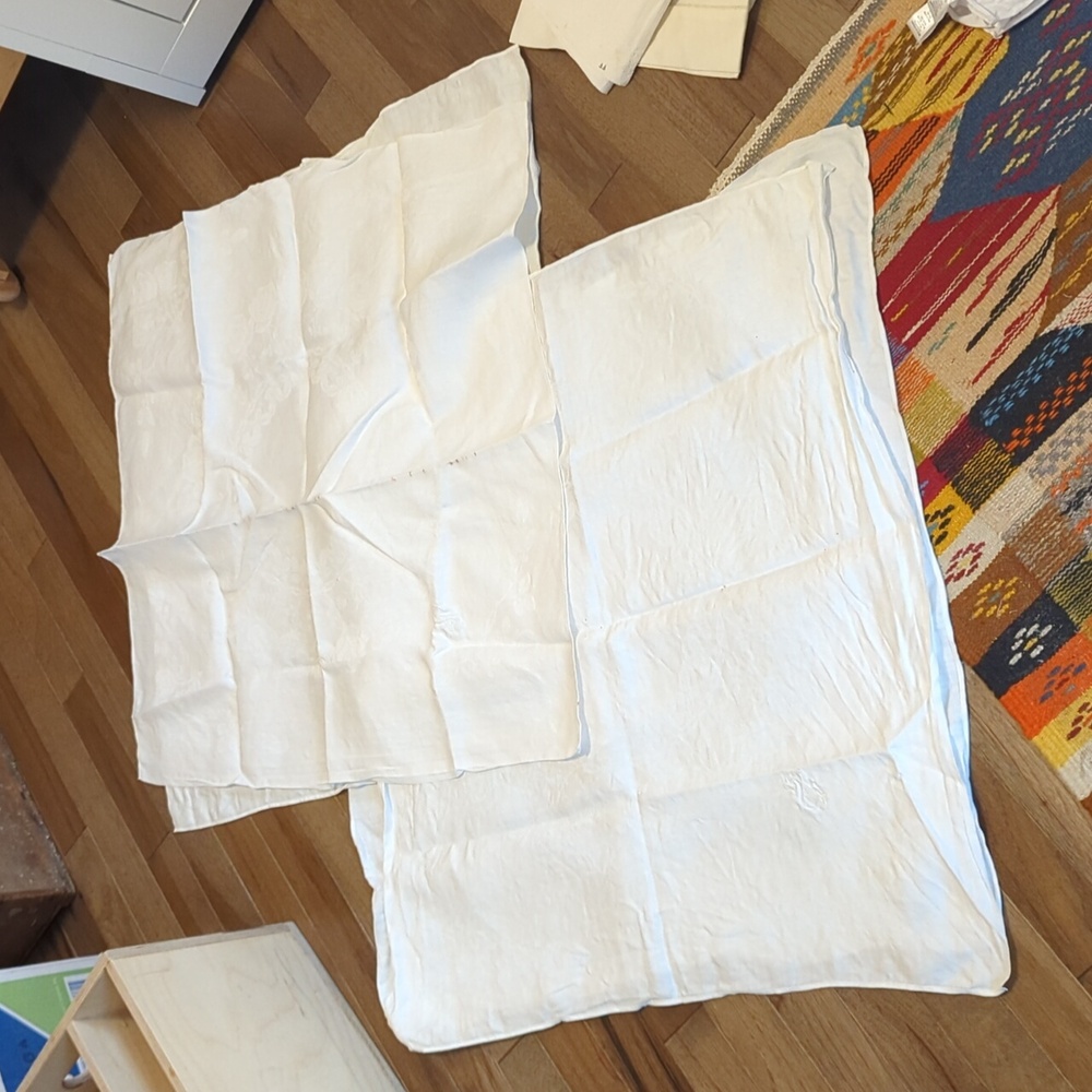 Lot Of 27 White Table Linens And Other White Fabrics - Picture 4 of 12